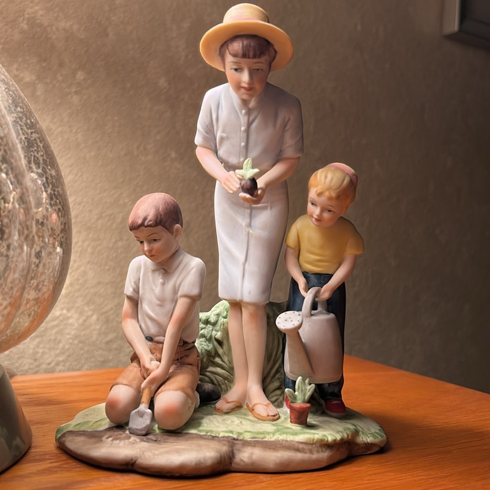Authentic Norman Rockwell Figurine
Planting the Garden. Mint condition - Picture 2 of 11